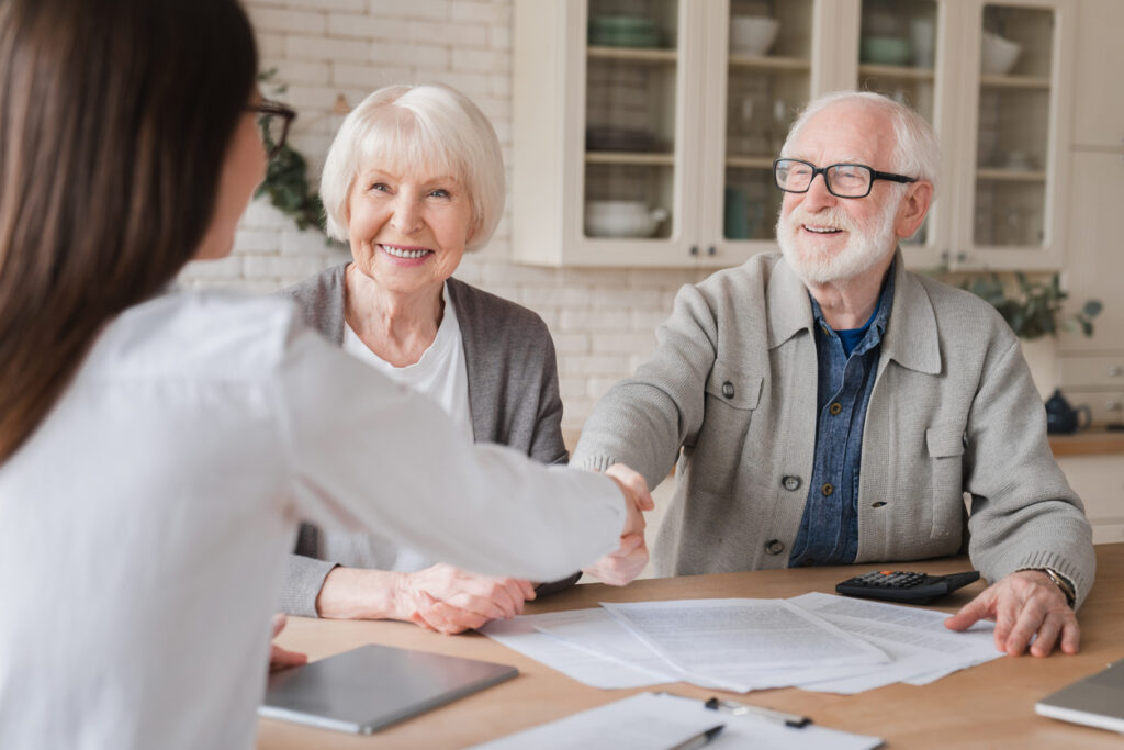 älteres ehepaar bei der immobilienvermittlung