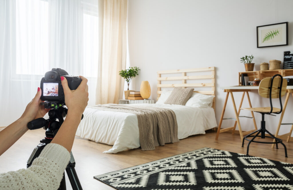 kamera in einem hergerichteten schlafzimmer