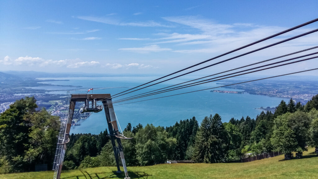 blick auf den bodensee mit seilbahn