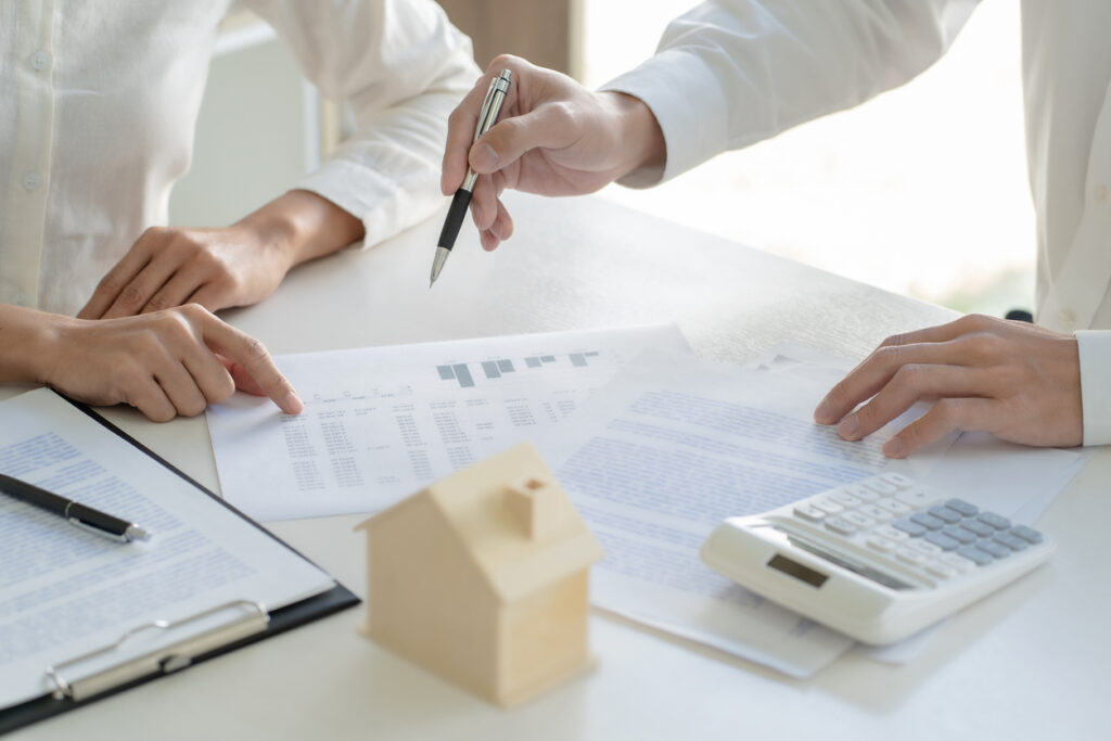 zwei personen besprechen immobilienunterlagen