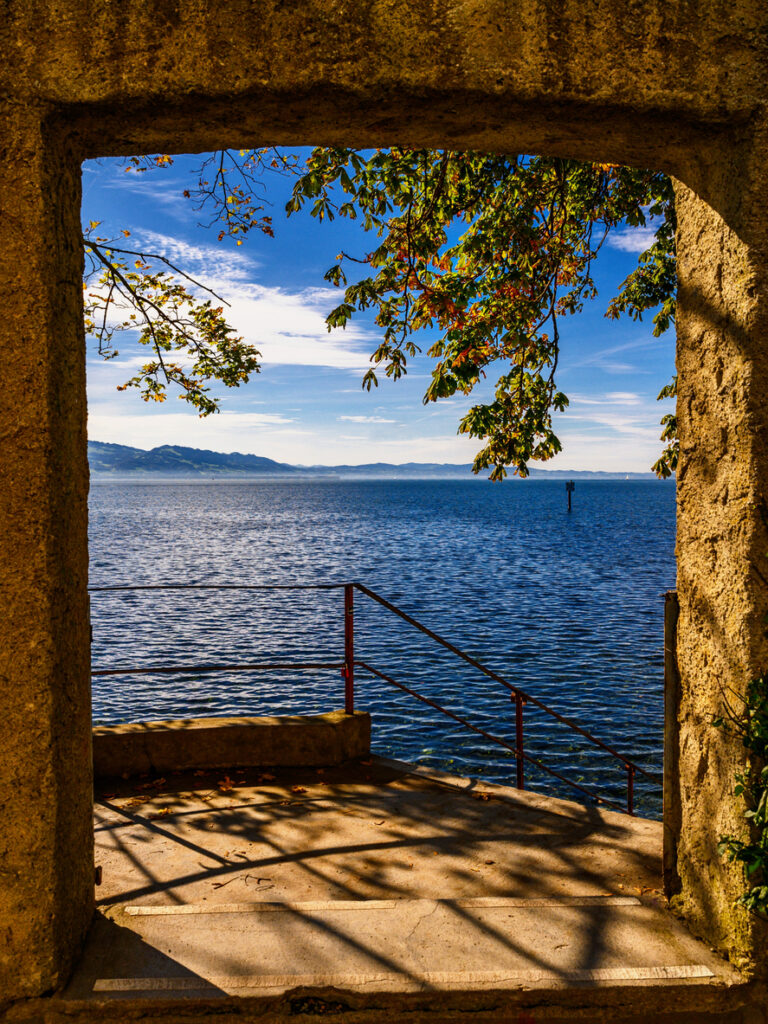 steinportal mit blick auf bodensee