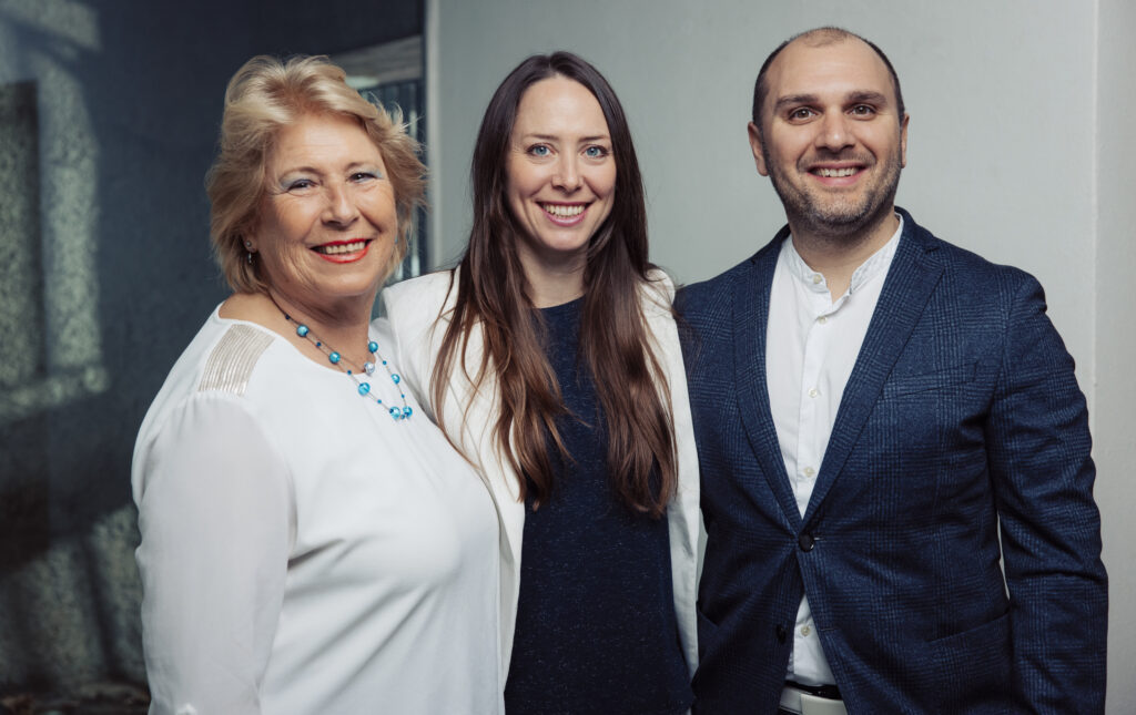 Gründerin Gerda Seegerer und Inhaber Claudia und Iosif Seegerer-Tassoulis